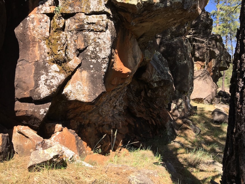 Rock formations on the way to Pacheta Falls